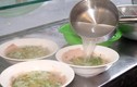 Quán bún siêu lạ lùng: Tự pha nước chấm mới được ăn