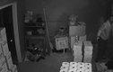Video: Cô gái lao ra khỏi giường, bắn hạ 3 tên trộm giữa đêm 
