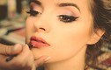 Cách làm kẻ mắt eyeliner từ sáp ong, dầu dừa và than hoạt tính