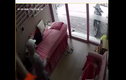 Video: Chủ tiệm nail phát hiện trộm vẫn ung dung... ngủ tiếp