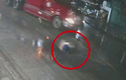 Video: Tự băng qua đường, người đàn ông mù bị container tông văng 7m
