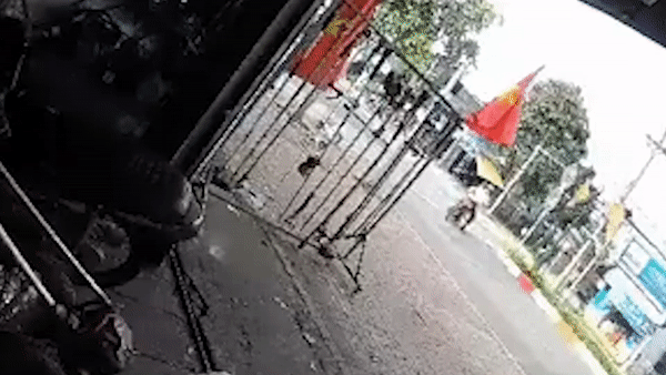 Video: Hãi hùng cảnh xe máy tông thẳng vào tiệm sửa xe