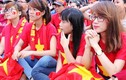 Gái xinh Sài Gòn đội nắng gần 40 độ cổ vũ U23 Việt Nam