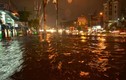 Mưa suốt đêm ngày, đường phố Sài Gòn chìm trong biển nước