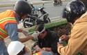 Ảnh cảm động giúp đỡ nạn nhân TNGT trên đại lộ TP HCM