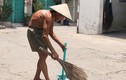 Kỳ lạ cụ già hơn 30 năm quét rác không công ở Sài Gòn