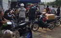 Người nghèo bất ngờ rời Sài Gòn về quê đón Tết sớm