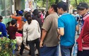 Đội nắng xếp hàng mua vé kịch thiếu nhi ở Sài Gòn