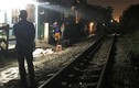 Người đàn ông ngồi giữa đường ray bị tàu hỏa tông chết