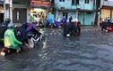 Người Sài Gòn khốn đốn vì ngập lụt, kẹt xe do mưa trái mùa