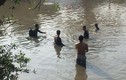 Tình huống “khó đỡ” vụ hàng trăm người xem xe máy nằm ven sông