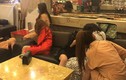Vũ nữ mặc “nội y” phục vụ khách nước ngoài hát Karaoke ở TP HCM