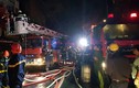 Trắng đêm cứu hỏa nhà 5 tầng cháy rừng rực ở "phố lồng đèn" TP HCM