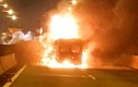 Xe khách tông container rồi cháy dữ dội trên cao tốc HLD