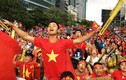 Hàng nghìn CĐV TPHCM và du khách dầm mưa xem Olympic VN thi đấu