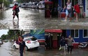 Học sinh trường Quốc tế, người nước ngoài “bì bõm” lội nước sau mưa