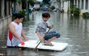 Hẻm ở Sài Gòn 20 giờ chìm trong nước bẩn sau bão