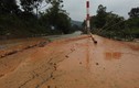 Quốc lộ ở Hà Tĩnh nứt toác, bùn phun trào lòng đường