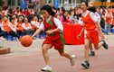 Ảnh: Học sinh tiểu học Nghĩa Tân chơi bóng rổ điêu luyện