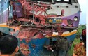 Xe đầu kéo bị tàu hỏa tông gãy đôi khi băng qua đường sắt
