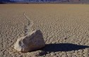 Kỳ lạ hòn đá tự di chuyển trong thung lũng chết nóng nhất thế giới