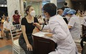 Người dân Hà Nội đi tiêm vắc xin trong tối muộn