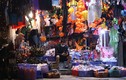 Đồ chơi kinh dị tràn ngập, phố Hàng Mã trước Halloween vắng khách