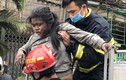 Hình ảnh giải cứu “nghẹt thở” bé gái mắc kẹt trên tầng 3 đám cháy lớn