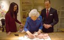 Lộ ảnh Nữ hoàng Anh thay tã cho công chúa mới sinh