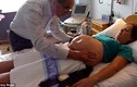 Kinh ngạc clip bác sĩ dùng tay xoay ngôi thai ngược