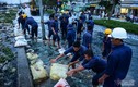 Hàng trăm người Sài Gòn 'oằn lưng' gia cố bờ bao vỡ do triều cường