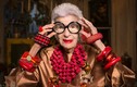 Cụ bà 99 tuổi “gây bão” với gu thời trang lòe loẹt và tạo dáng như người mẫu