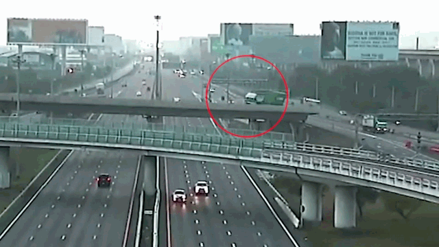 Video: Kinh hoàng container lật, rơi khỏi cầu vượt xuống đường cao tốc 