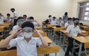 Học sinh đeo kính chống giọt bắn đến lớp: Không cần thiết, còn hại mắt