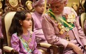 Tiểu công chúa Malaysia xinh như búp bê “đốn tim” dân mạng