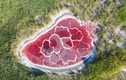 Khám phá hồ nước đỏ kỳ lạ giống trái tim giữa sa mạc