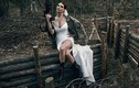 Nữ xạ thủ Ukraine mặc váy cưới ngay trên chiến trường