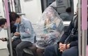 Nữ hành khách bị “lên án” vì trùm túi nilông để ăn chuối trên tàu