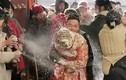 Phẫn nộ cảnh cô dâu Trung Quốc bị nhóm khách nam đè lên người