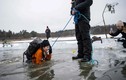 Cách trẻ em Thụy Điển học kỹ năng sinh tồn trong hồ băng