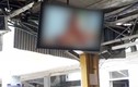 Màn hình TV bất ngờ chiếu phim khiêu dâm ở nhà ga