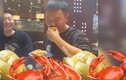 7 thanh niên gây sốc vì ăn hết 300 con cua trong bữa buffet