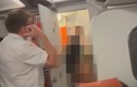Cặp đôi “mây mưa” trong toilet máy bay bị tiếp viên phát hiện