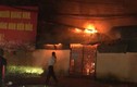 Dùng máy xúc phá tường cứu hoả vụ cháy chợ ở Cẩm Phả 