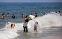 Không có nước sinh hoạt, người dân Gaza phải tắm biển ô nhiễm