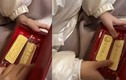 Bé trai đem hai thỏi vàng của bố mẹ tặng bạn gái gây choáng