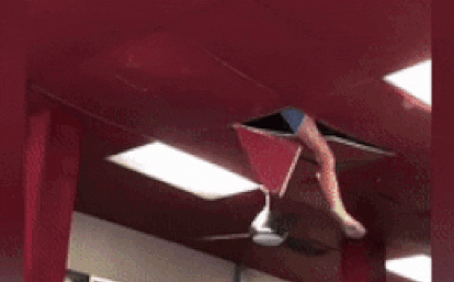 Cô gái bất ngờ rơi xuyên qua trần nhà hàng ở Mỹ
