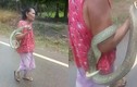 Rợn người cụ bà chơi đùa với rắn độc theo cách bất chấp nhất