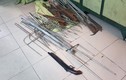 Cảnh sát thu giữ hàng chục dao, súng tự chế ở TP.HCM