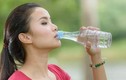 Uống nước lúc bụng đói buổi sáng cực hại? Bác sĩ giải đáp
